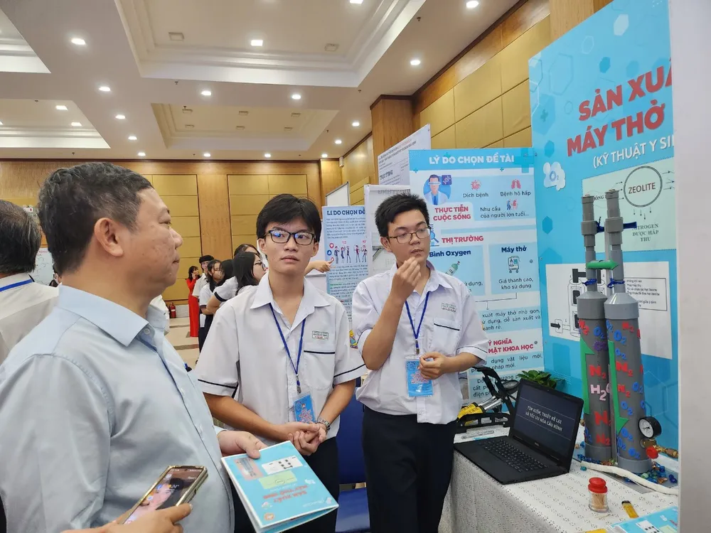 Phó Chủ tịch UBND TPHCM Dương Anh Đức nghe học sinh giới thiệu các dự án nghiên cứu