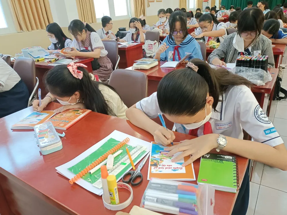 Học sinh ghi lại những cảm xúc, suy nghĩ qua sản phẩm "Quyển sách lịch sử của tôi" sau trải nghiệm tại bảo tàng