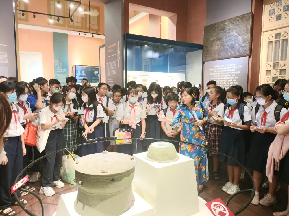 Học sinh được giới thiệu những mẫu cổ vật xuyên suốt chiều dài lịch sử của đất nước