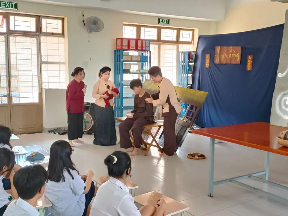 Học sinh tái hiện trích đoạn chị Dậu chăm sóc chồng qua hình thức sân khấu hóa tác phẩm "Tắt đèn" của nhà văn Ngô Tất Tố Học sinh tái hiện trích đoạn chị Dậu chăm sóc chồng qua hình thức sân khấu hóa tác phẩm "Tắt đèn" của nhà văn Ngô Tất Tố