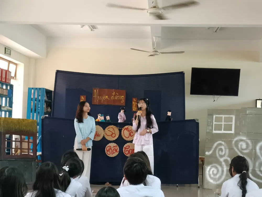 Nguyễn Phi Yến, học sinh lớp 10C13, Trường THPT Nguyễn Chí Thanh tham gia hát tuồng qua trích đoạn "Nghêu sò ốc hến" Nguyễn Phi Yến, học sinh lớp 10C13, Trường THPT Nguyễn Chí Thanh tham gia hát tuồng qua trích đoạn "Nghêu sò ốc hến"