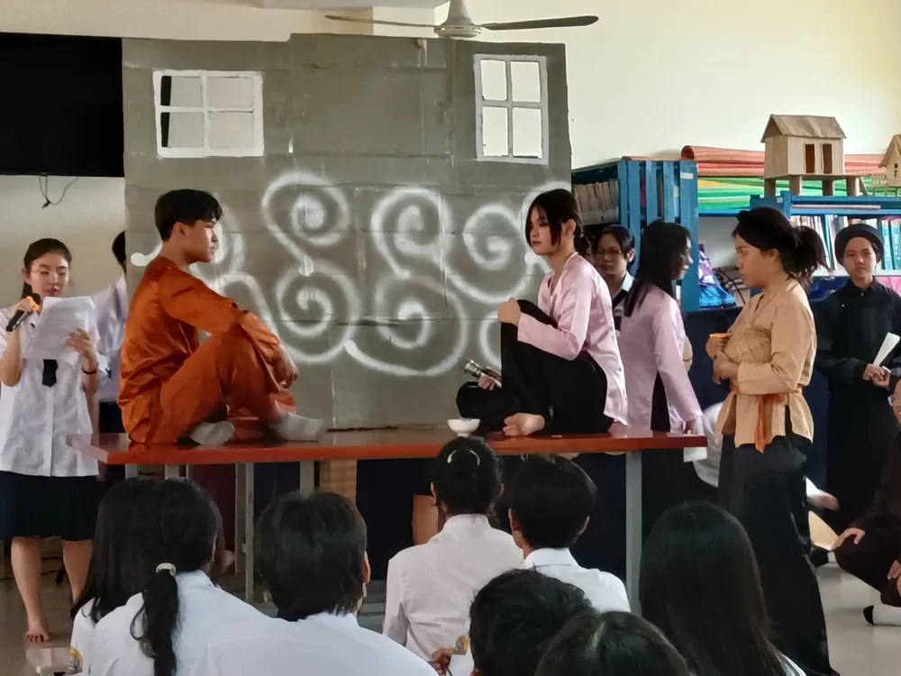 Trích đoạn chị Dậu đến gặp vợ chồng Nghị Quế xin bán con Trích đoạn chị Dậu đến gặp vợ chồng Nghị Quế xin bán con