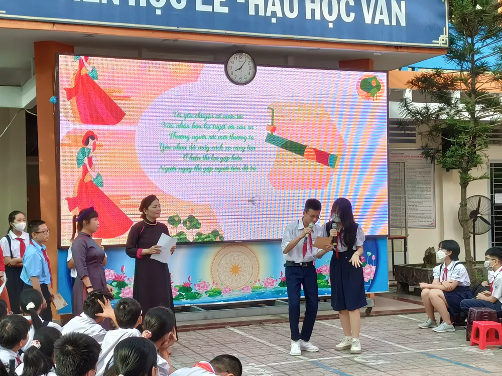 Hai học sinh khối 9 thử tài đọc rap trên nền nhạc dân tộc.