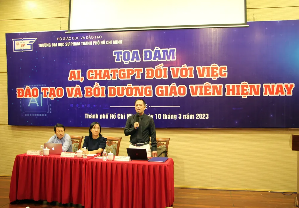 GS.TS Huỳnh Văn Sơn trao đổi tại tọa đàm