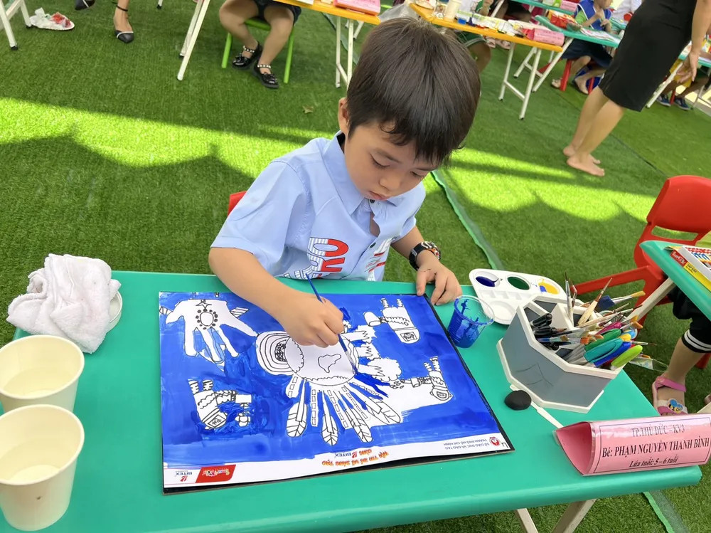 Thí sinh Phạm Nguyễn Thanh Bình với tác phẩm "Vẻ đẹp của thế giới hiện đại trong tương lai"