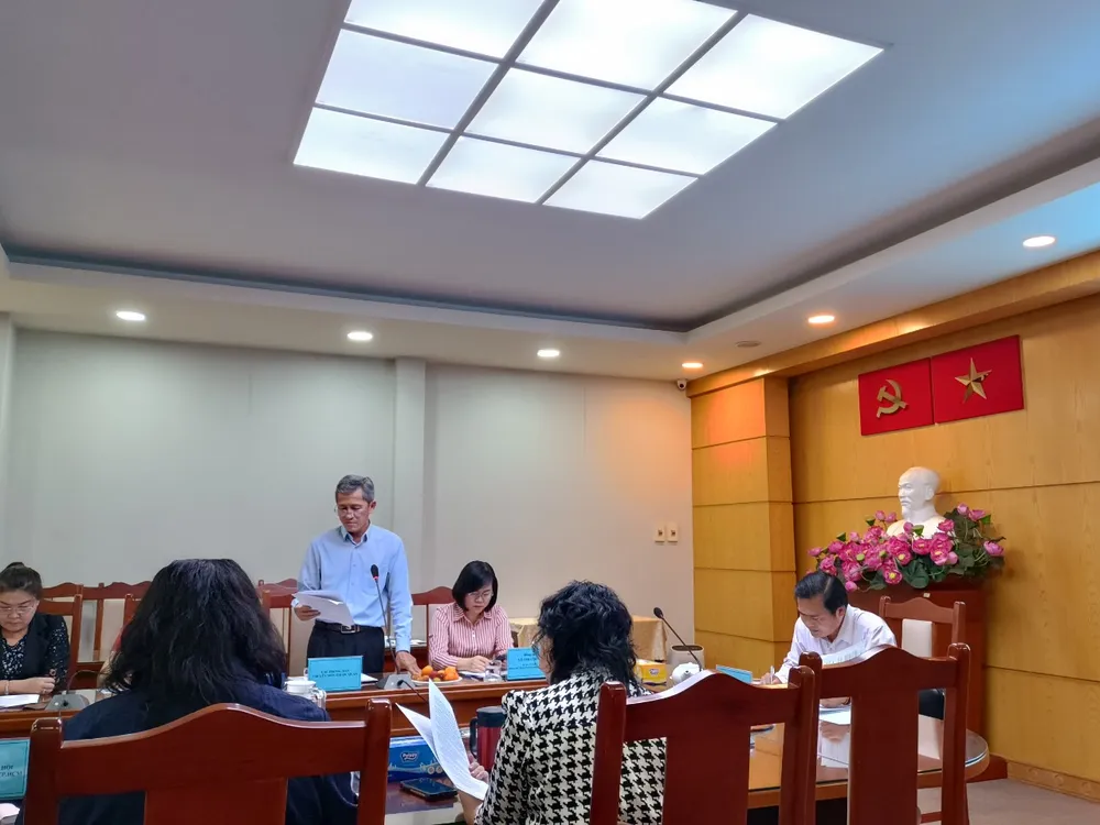 Ông Khưu Mạnh Hùng, Trưởng phòng GD-ĐT quận 12 báo cáo tại buổi làm việc