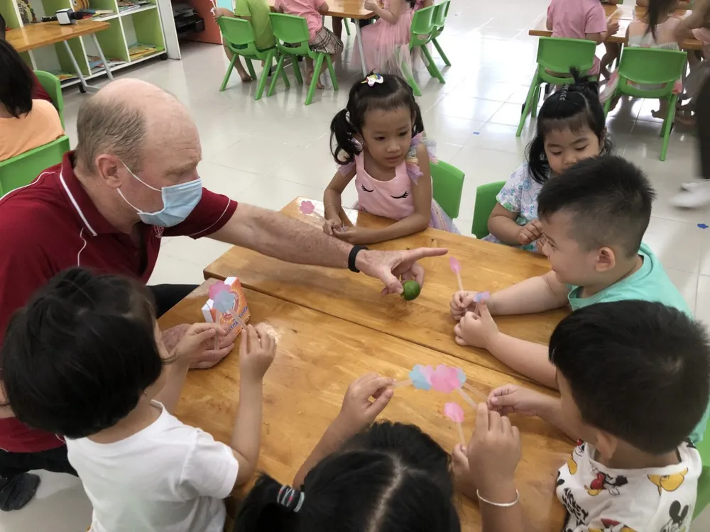 Trẻ hứng thú khi được tạo môi trường làm quen tiếng Anh trực quan, sinh động, phù hợp độ tuổi