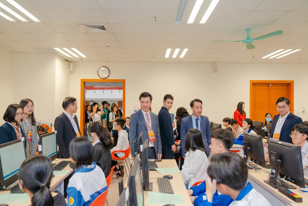 Các thí sinh đồng loạt bước vào cuộc thi tại 3 thành phố lớn là Hà Nội, Đà Nẵng và TPHCM