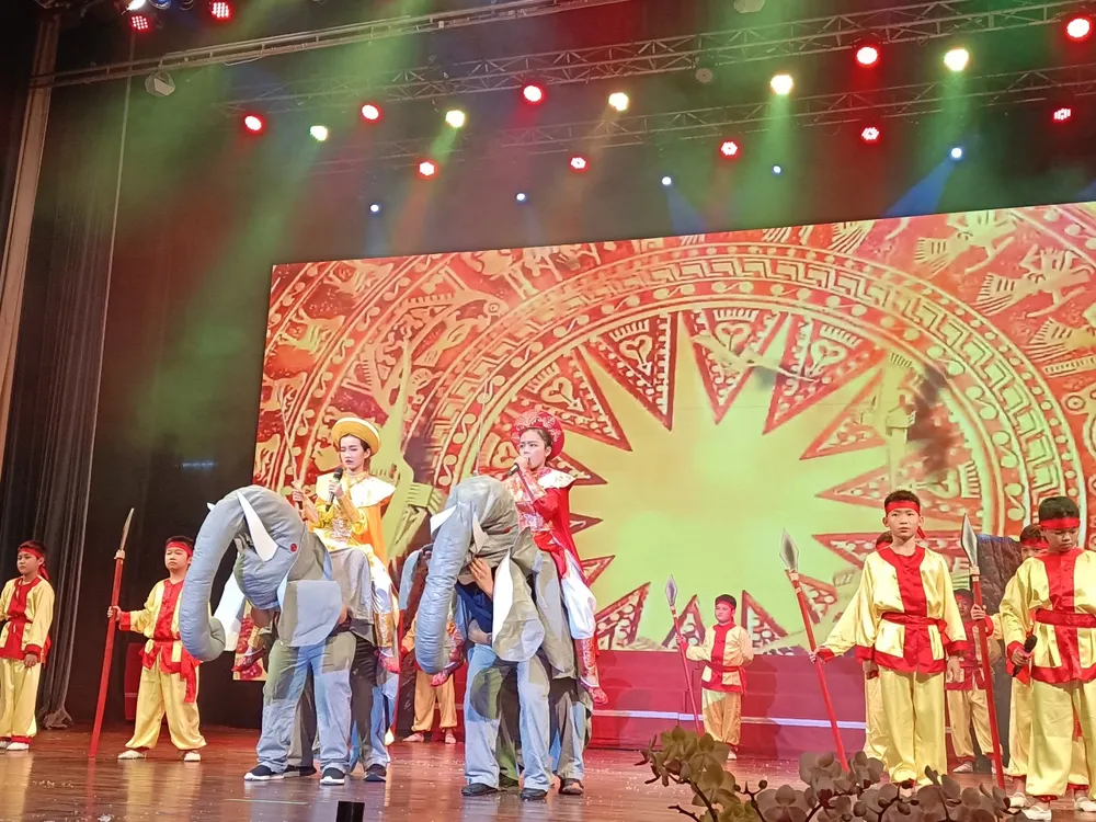 Tiết mục "Hai Bà Trưng" của học sinh Trường Tiểu học Chi Lăng (quận Gò Vấp)