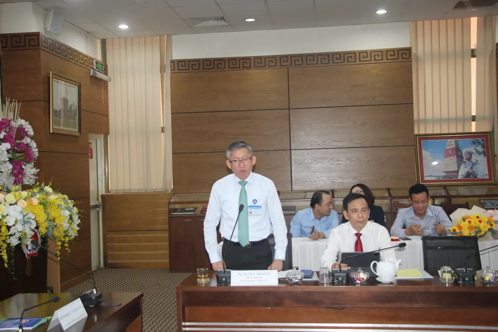 Phó Giám đốc Sở GD-ĐT TPHCM Dương Trí Dũng phát biểu tại buổi ký kết