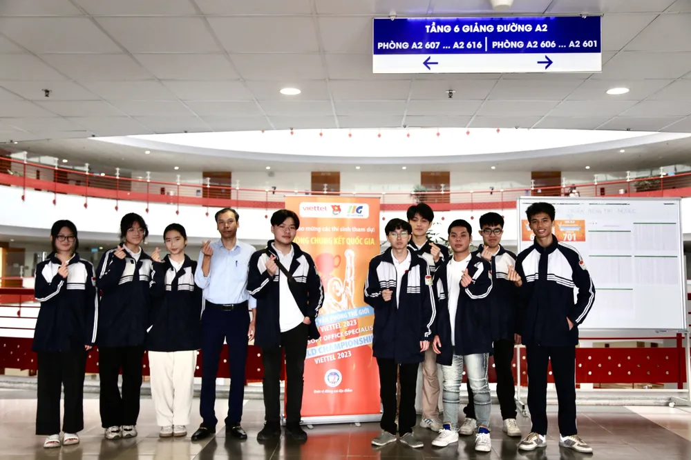 Thí sinh tham gia tranh tài tại Vòng chung kết quốc gia cuộc thi Vô địch Tin học văn phòng thế giới vào sáng 16-4