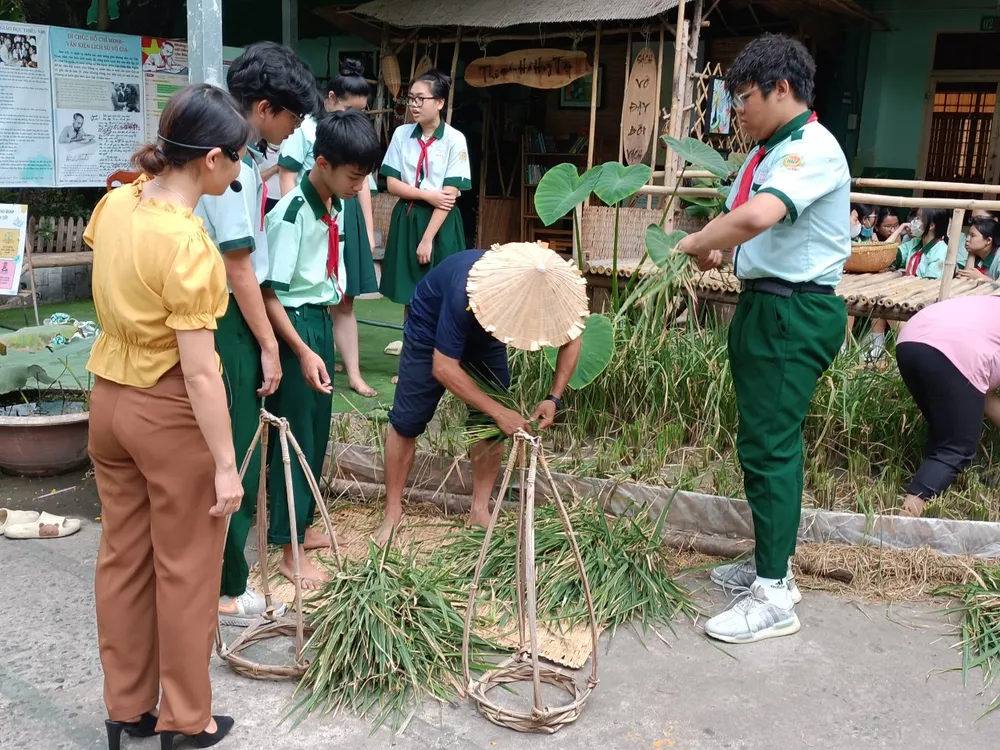 Học sinh Trường THCS Hà Huy Tập (quận Bình Thạnh) tham gia hoạt động trải nghiệm vận dụng kiến thức môn Khoa học tự nhiên Học sinh Trường THCS Hà Huy Tập (quận Bình Thạnh) tham gia hoạt động trải nghiệm vận dụng kiến thức môn Khoa học tự nhiên