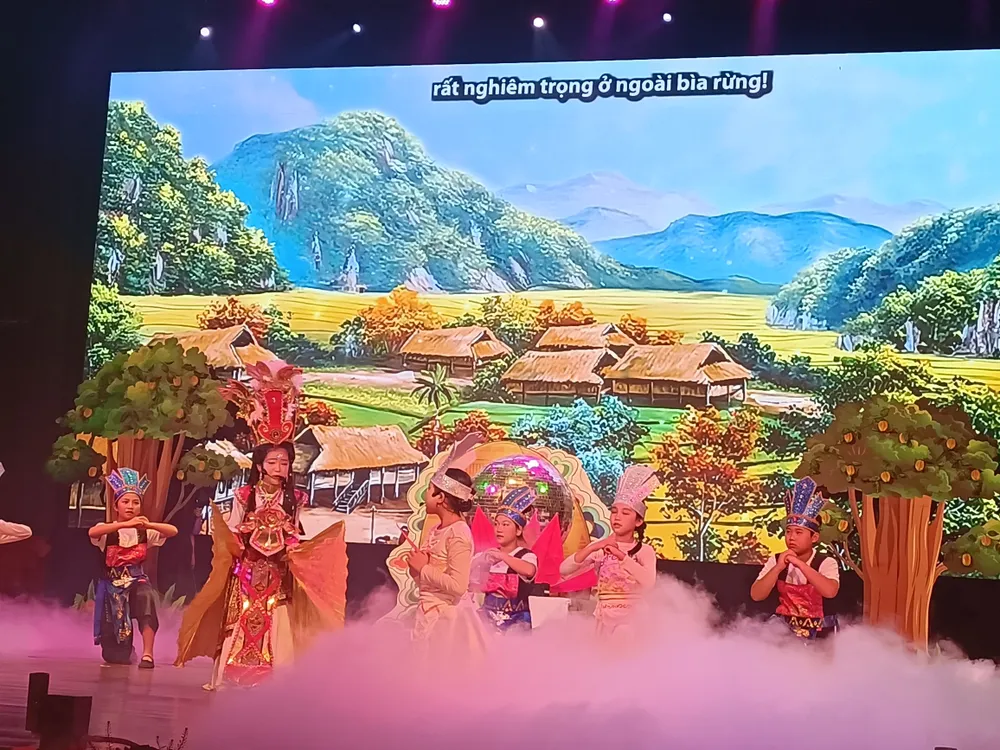 Nguyễn Ngọc Như Ý (thứ hai từ trái sang) đóng vai Âu Cơ trong tiết mục "Con Rồng cháu Tiên" của Trường Tiểu học Kim Đồng (quận 12)