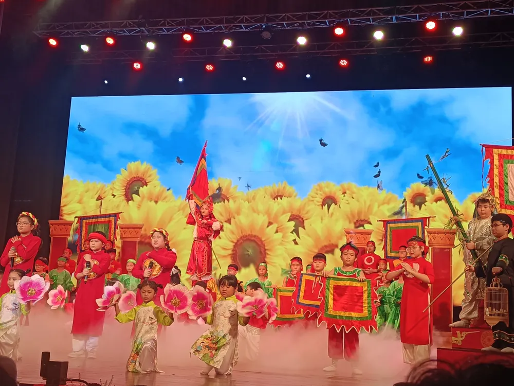 Nhiều tiết mục được đầu tư và dàn dựng hoành tráng, tái hiện lịch sử hào hùng của dân tộc