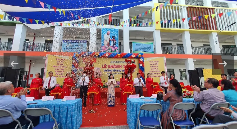 Đại diện Quận ủy quận 11, Sở GD-ĐT TPHCM cắt băng khánh thành công trình cải tạo và xây mới Trường Tiểu học Trần Văn Ơn Đại diện Quận ủy quận 11, Sở GD-ĐT TPHCM cắt băng khánh thành công trình cải tạo và xây mới Trường Tiểu học Trần Văn Ơn