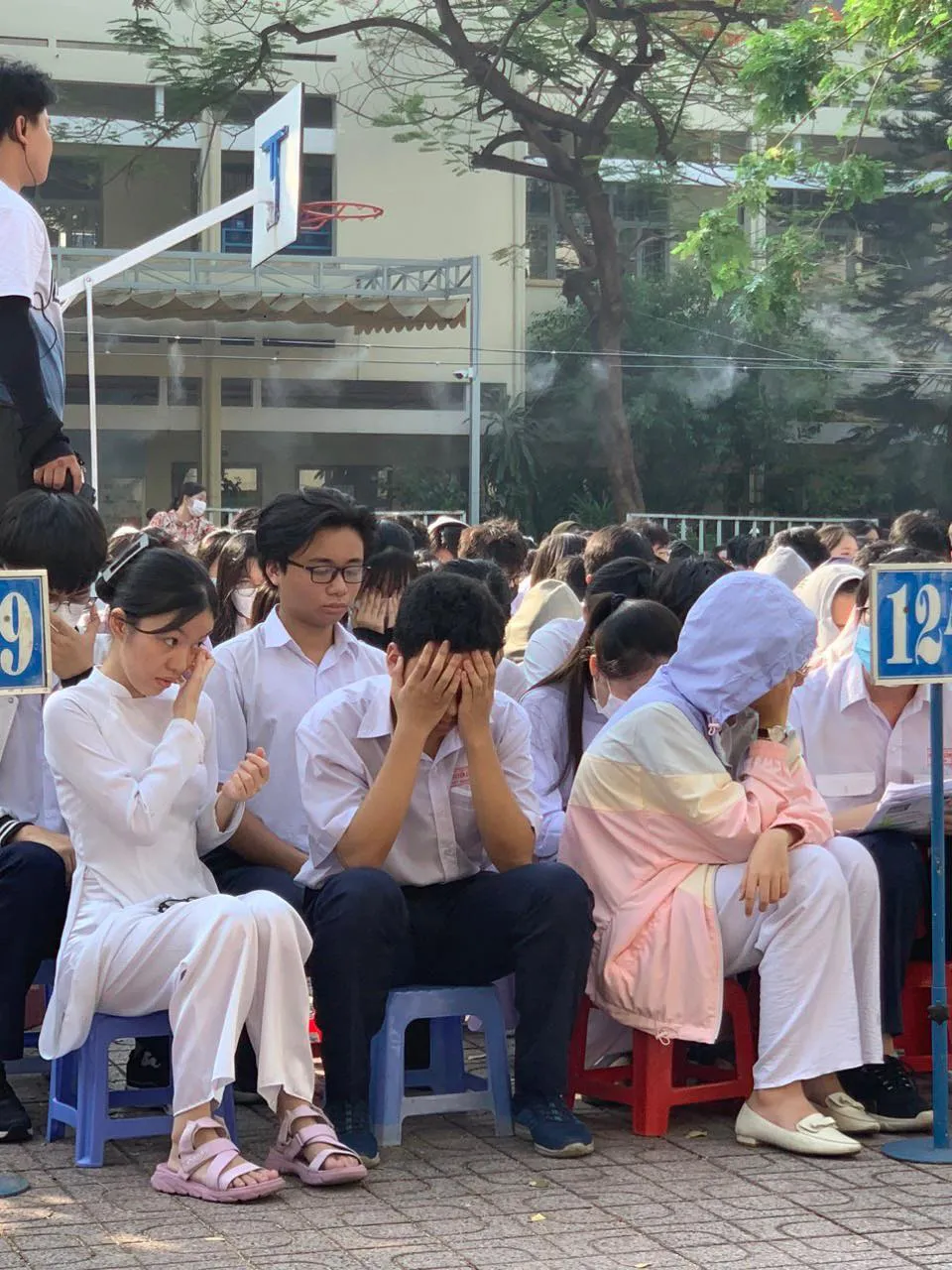 Không ít giọt nước mắt đã rơi khi học sinh có cơ hội chia sẻ những câu chuyện về học cách chia sẻ yêu thương, biết quan tâm và giúp đỡ người khác