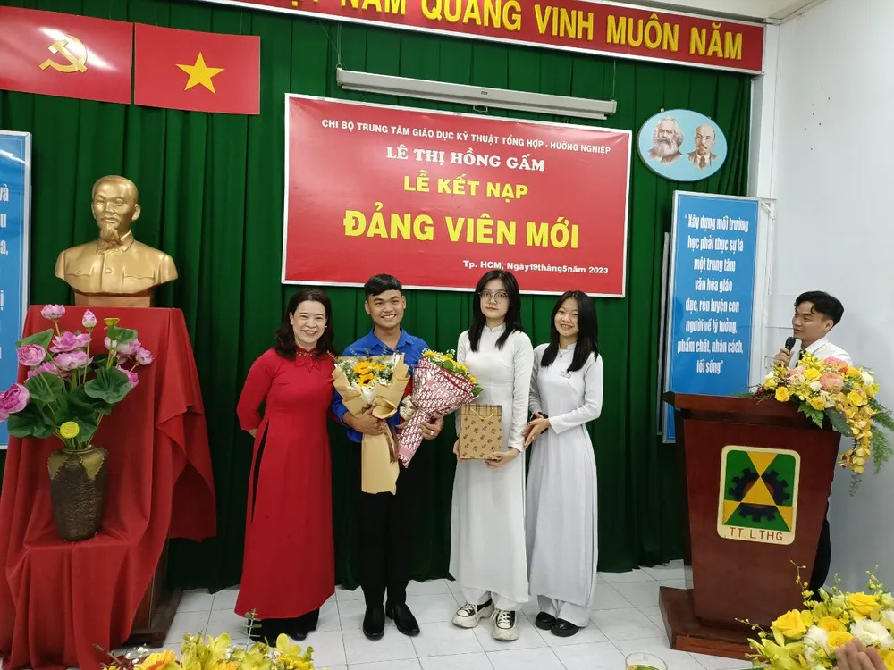 Giáo viên chủ nhiệm lớp 12A6 cùng học sinh trong lớp chúc mừng Đảng viên mới Trần Minh Quân