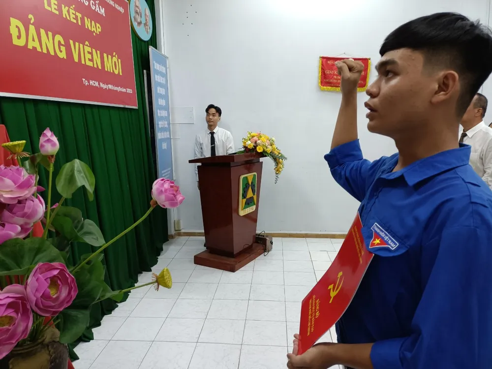 Trần Minh Quân đọc lời tuyên thệ trước khi đứng vào hàng ngũ Đảng