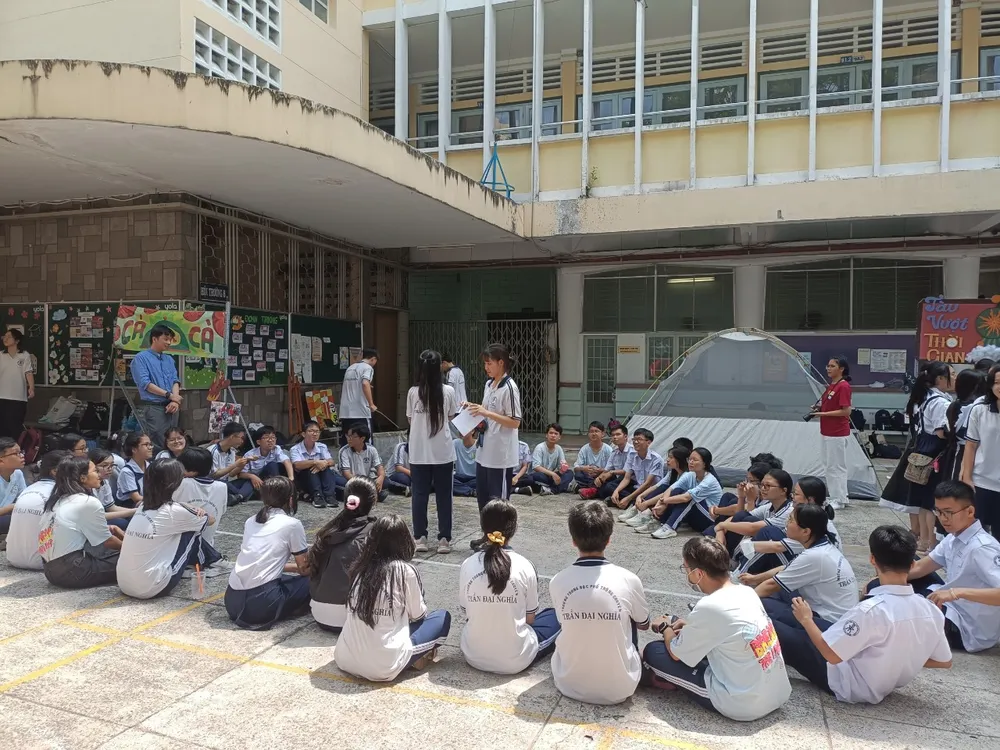 Học sinh lớp 12 tham gia các hoạt động tập thể trong ngày hội dành cho chính các em