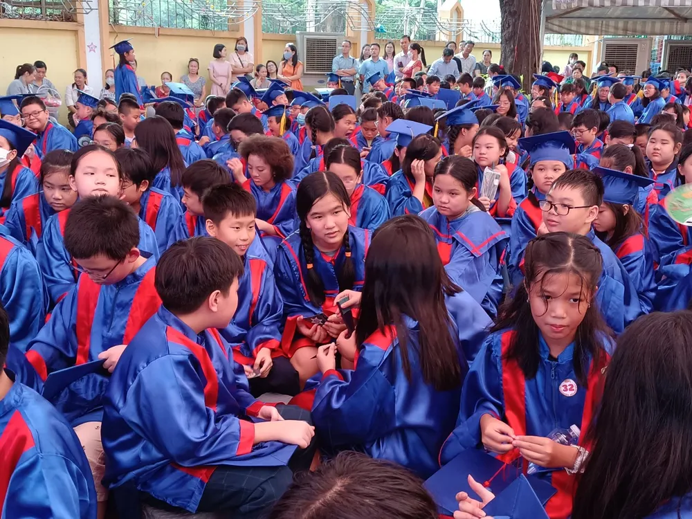 Trân trọng những giờ phút cuối cùng được trò chuyện cùng bạn bè ở trường tiểu học