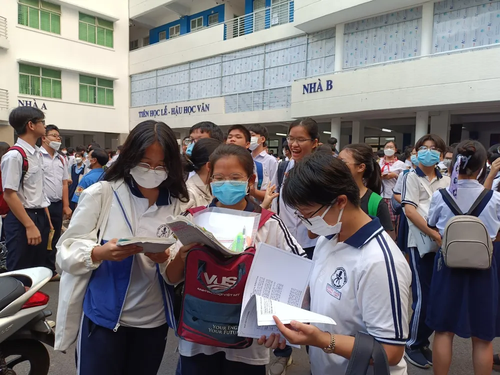 Tranh thủ ôn bài trước khi bước vào giờ thi