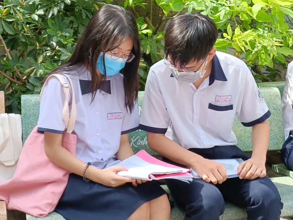 Thí sinh tranh thủ ôn bài Ngữ văn