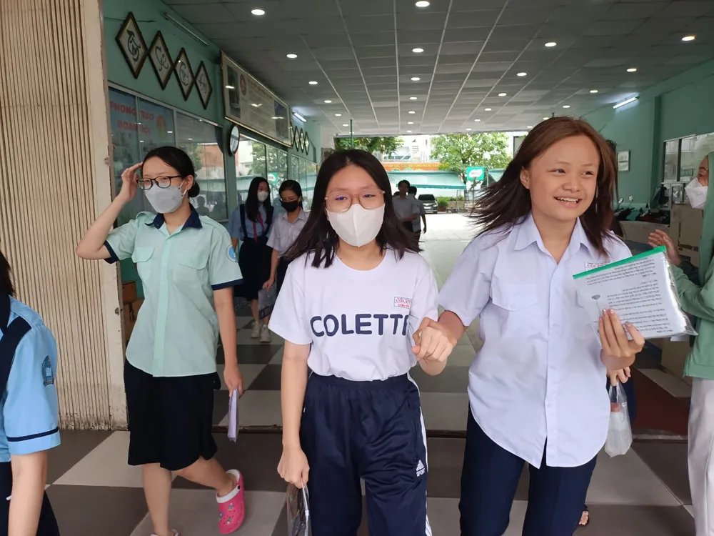Thí sinh rạng rỡ sau giờ làm bài môn Toán tại điểm thi THCS Colette (quận 3) Thí sinh rạng rỡ sau giờ làm bài môn Toán tại điểm thi THCS Colette (quận 3)