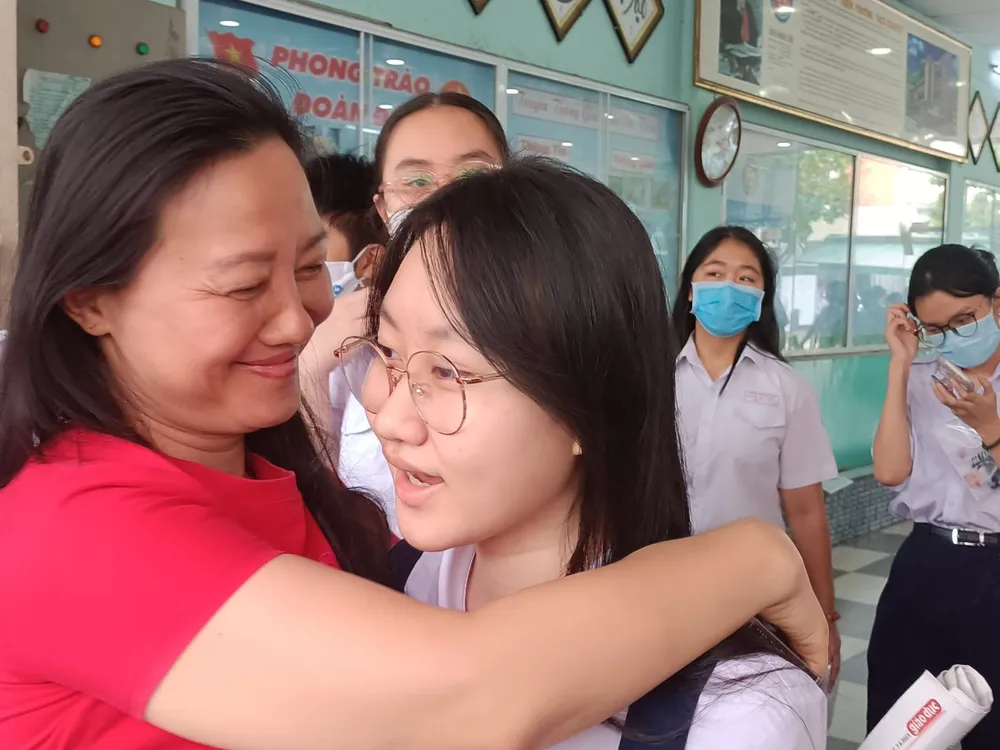 Phụ huynh vui mừng đón con tại điểm thi THCS Colette Phụ huynh vui mừng đón con tại điểm thi THCS Colette