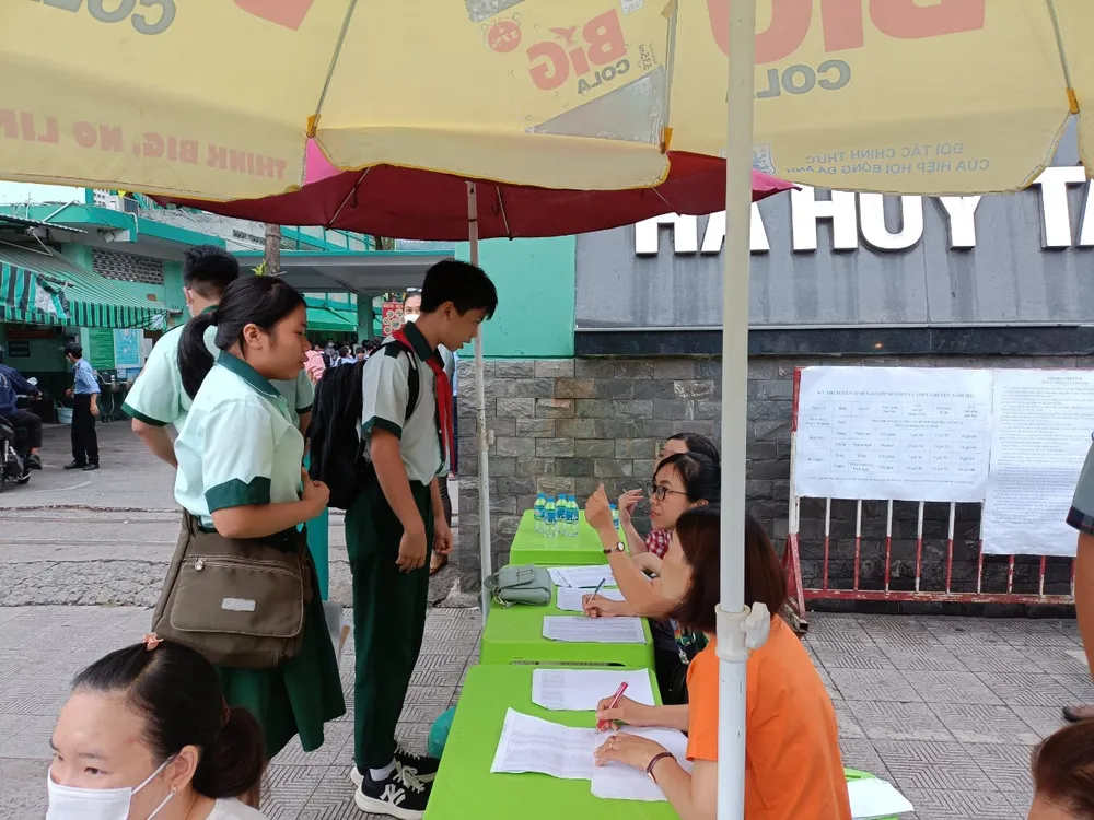 Học sinh Trường THCS Hà Huy Tập được giáo viên điểm danh ngay từ cổng