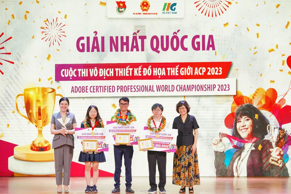 Trao giải cho thí sinh đạt giải nhất quốc gia Cuộc thi vô địch thiết kế đồ họa thế giới