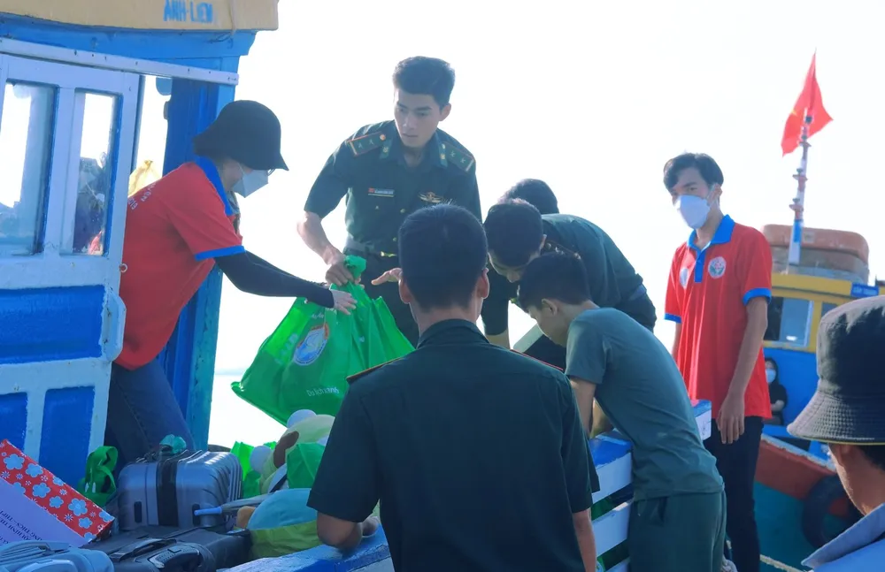 Cán bộ, chiến sĩ Đồn biên phòng Thạnh An trao tặng những phần quà động viên tinh thần thí sinh