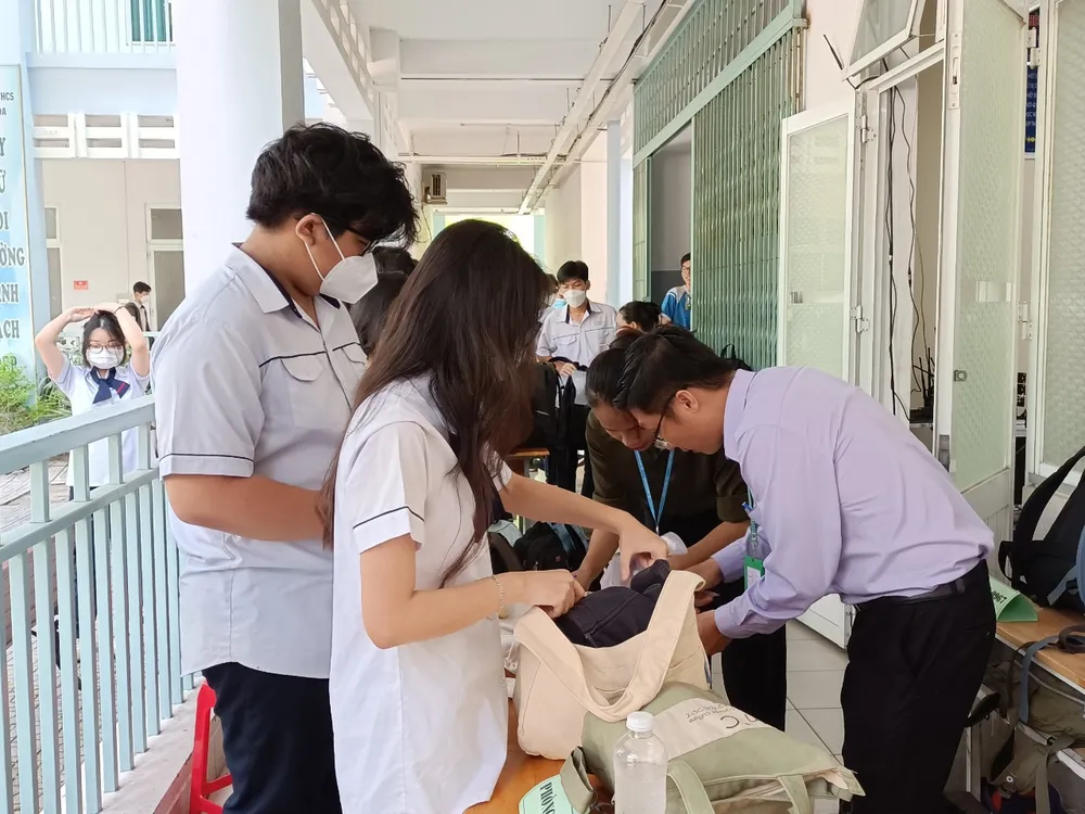 Rất nhiều thí sinh còn mang ba lô, nhiều vật dụng không cần thiết vào buổi làm thủ tục dự thi