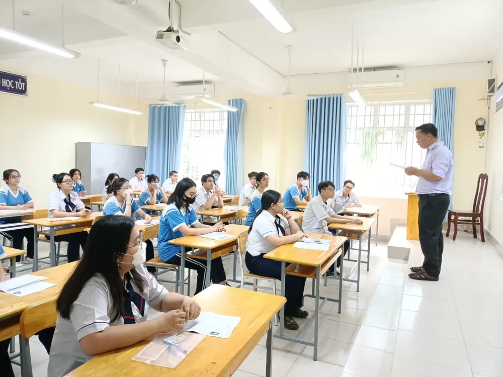 Cán bộ coi thi phổ biến quy chế tại điểm thi THCS Đống Đa