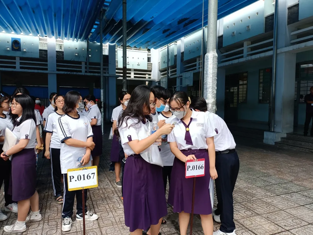 Tranh thủ nhắc nhở nhau trước giờ làm bài môn Toán