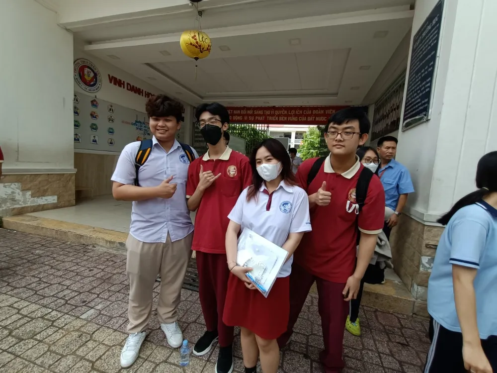 Thí sinh tươi cười sau khi kết thúc giờ làm bài môn Ngữ văn tại điểm thi THCS Trần Văn Ơn (quận 1) Thí sinh tươi cười sau khi kết thúc giờ làm bài môn Ngữ văn tại điểm thi THCS Trần Văn Ơn (quận 1)