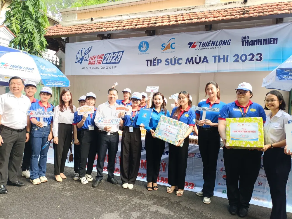 Đại diện Trung ương Đoàn động viên tinh thần đội ngũ tiếp sức mùa thi. Ảnh: THU TÂM