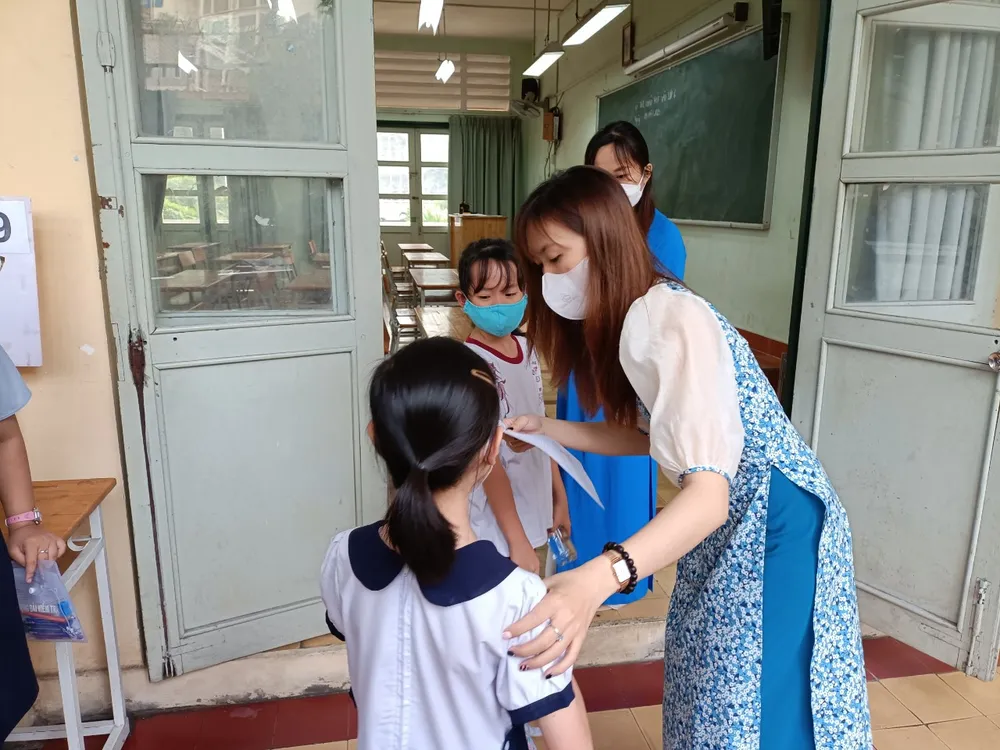 Do các em còn khá nhỏ nên cán bộ coi thi hướng dẫn khá nhẹ nhàng Do các em còn khá nhỏ nên cán bộ coi thi hướng dẫn khá nhẹ nhàng