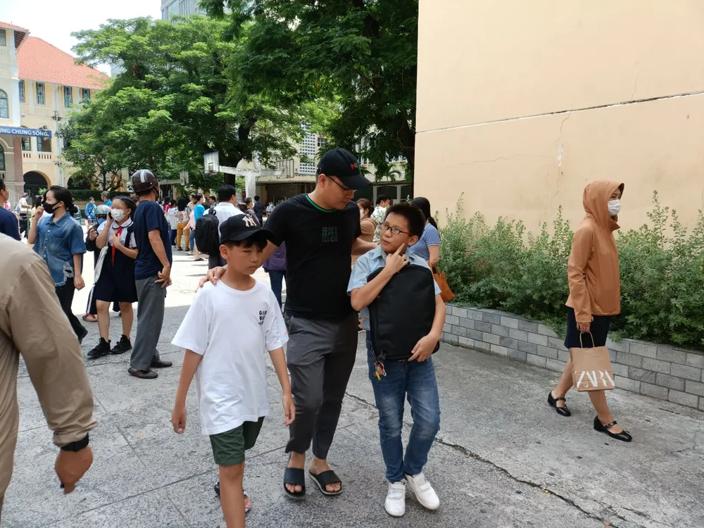 Phụ huynh đón con sau khi kết thúc giờ làm bài