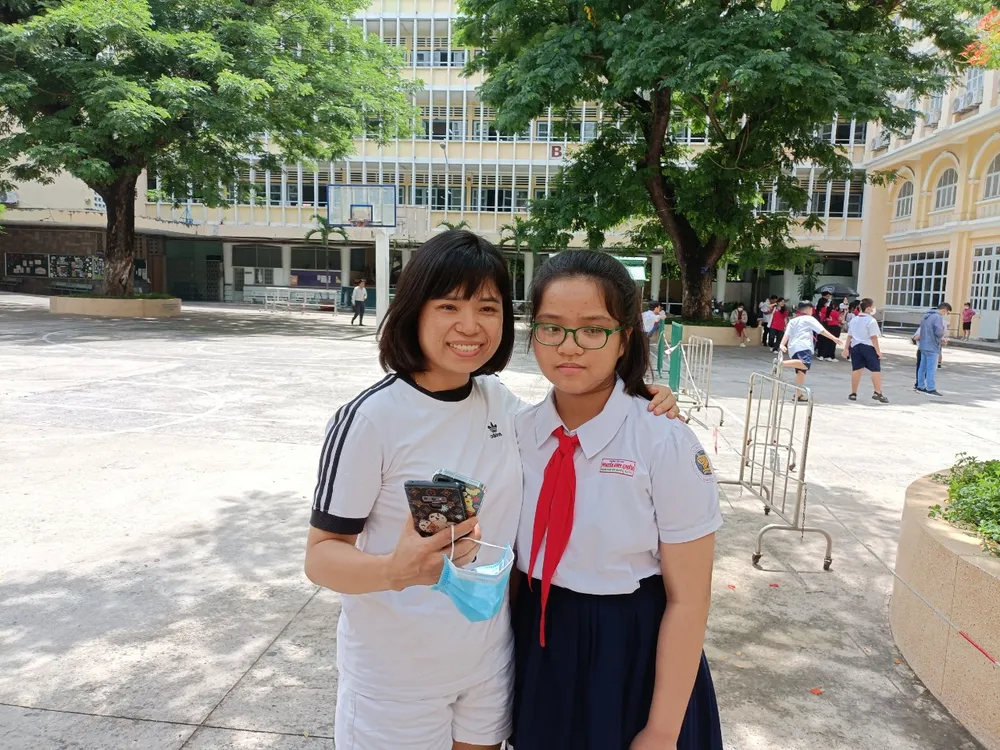 Thí sinh Ánh Nguyệt và mẹ sau khi kết thúc giờ làm bài khảo sát