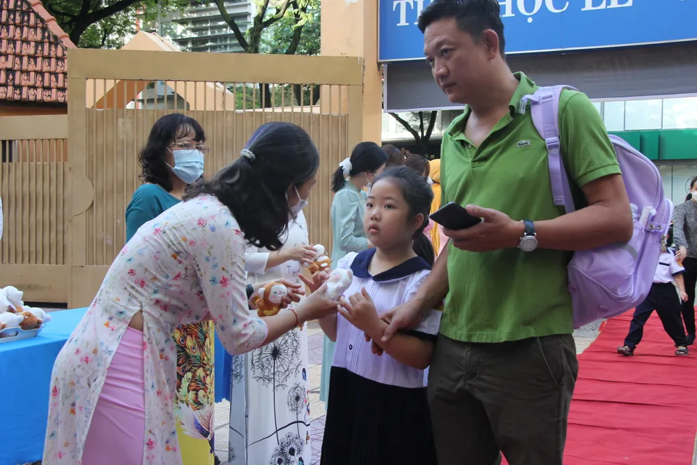 Học sinh Trường Tiểu học Nguyễn Bỉnh Khiêm (quận 1) trong ngày khai giảng năm học mới