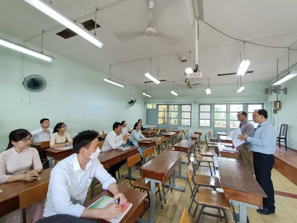 Giám khảo phổ biến nội dung và quy chế thi vòng kiểm tra kỹ năng hoạt động nghề nghiệp