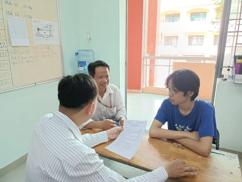 Học sinh nộp hồ sơ xét tuyển bổ sung lớp 10 tại Trường THPT Nguyễn Văn Linh (quận 8) Học sinh nộp hồ sơ xét tuyển bổ sung lớp 10 tại Trường THPT Nguyễn Văn Linh (quận 8)