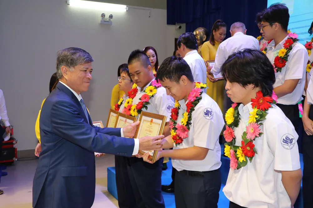 Giám đốc Sở GD-ĐT TPHCM Nguyễn Văn Hiếu trao bằng khen cho học sinh giỏi