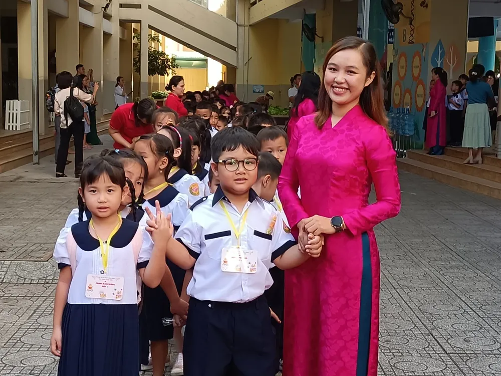 Cô và trò háo hức trong ngày đầu tiên của năm học mới tại Trường Tiểu học Nguyễn Bỉnh Khiêm (quận 1). Ảnh: THU TÂM