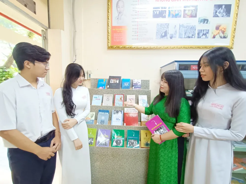 Giáo viên và học sinh Trường THPT Nguyễn Công Trứ (quận Gò Vấp) tìm hiểu tài liệu học tập tại góc học tập Không gian văn hóa Hồ Chí Minh