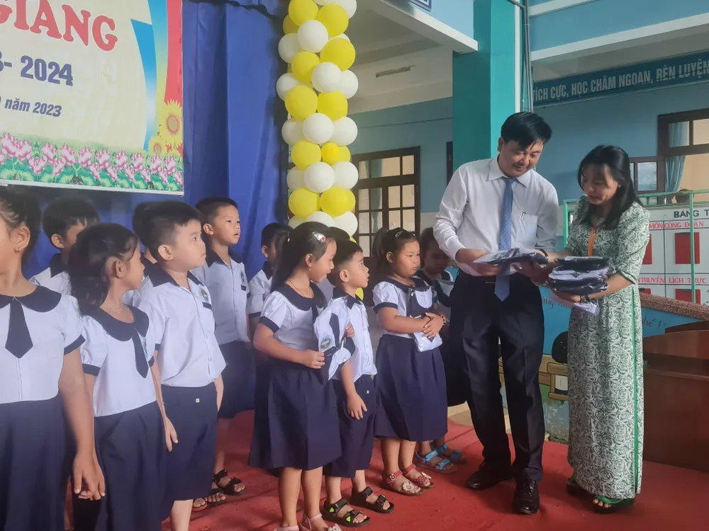 Trao tặng đồng phục mới cho học sinh