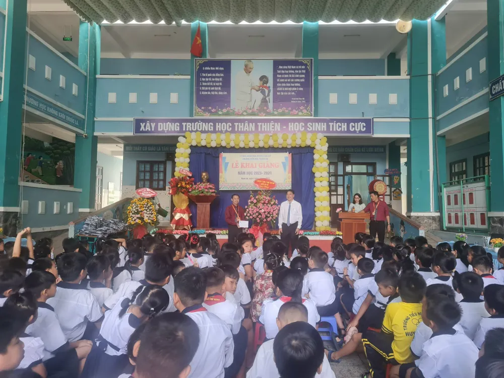 Học sinh Trường Tiểu học Thạnh An vui mừng trong ngày lễ khai giảng năm học mới