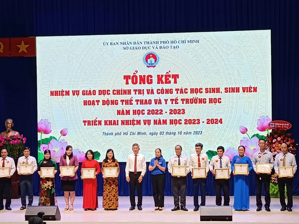 Sở GD-ĐT TPHCM trao tặng Bằng khen cho các tập thể hoàn thành xuất sắc nhiệm vụ giáo dục chính trị và công tác học sinh, sinh viên năm học 2022-2023
