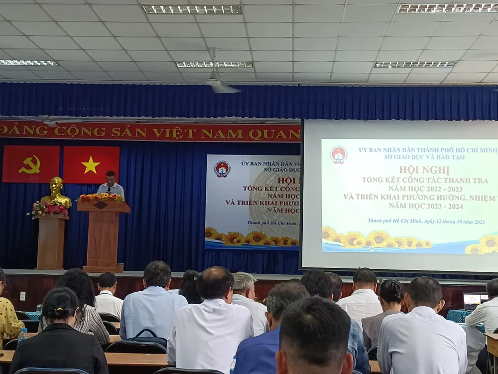 Lãnh đạo phòng GD-ĐT TP Thủ Đức và 21 quận, huyện và hiệu trưởng các trường THPT tham gia Hội nghị tổng kết công tác thanh tra sáng 12-10
