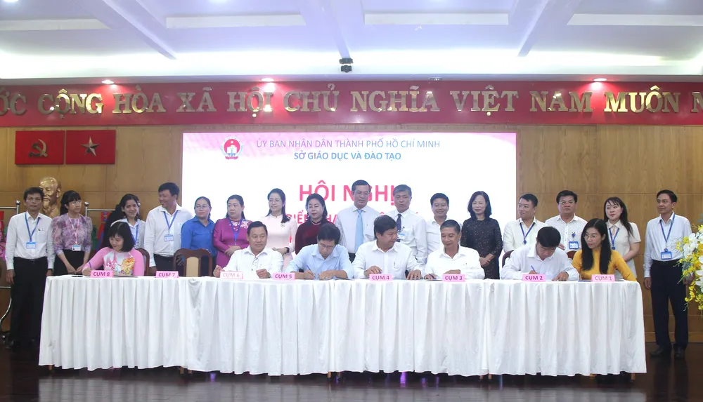 Đại diện phòng GD-ĐT TP Thủ Đức và 21 quận, huyện, các cụm trưởng chuyên môn ký kết kế hoạch thực hiện "Trường học hạnh phúc"